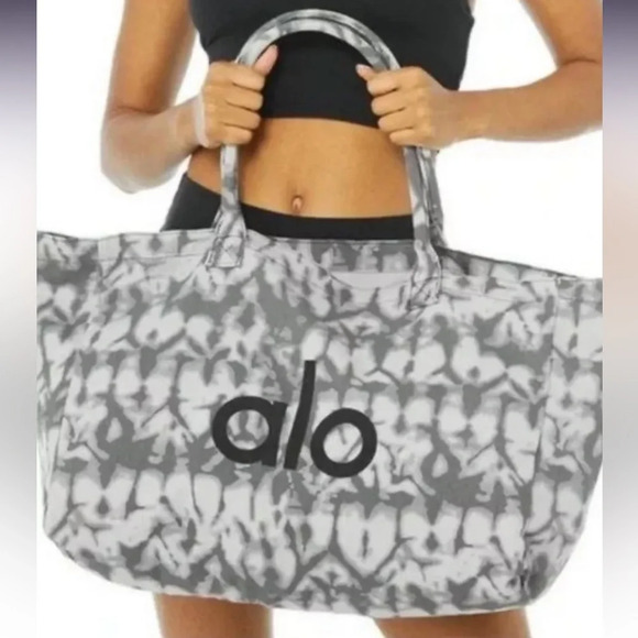 ALO Yoga Handbags - NWT ALO Yoga tote Authentic